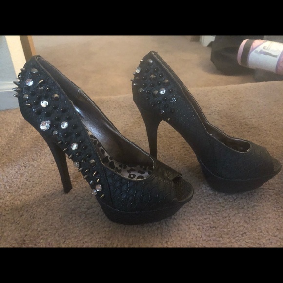 Black Studded Pumps Size 8.5 - Picture 2 of 4